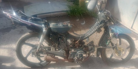 Delicuentes abandonan moto robada y huyen de la policía