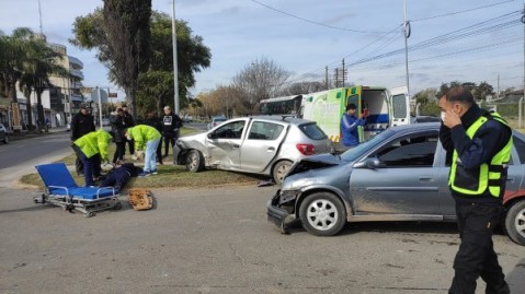 Un auto terminó subido al bulevar de Av. Bernardo de Irigoyen tras un violento choque