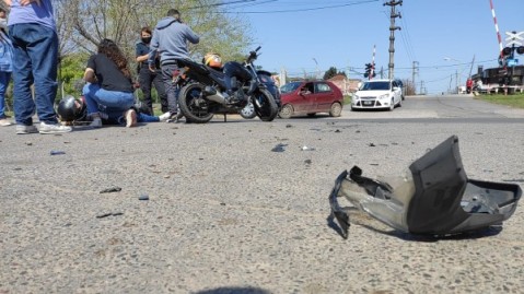 Dos motociclistas sufrieron golpes al chocar con un auto que bajaba de un paso a nivel