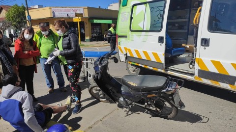 Motociclista chocó con un auto sobre la Av. San Martín