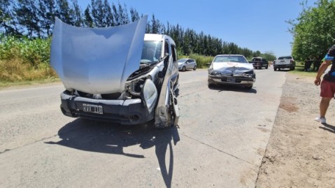 Peugeot 405 chocó con una camioneta Kangoo en Ruta 24