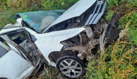 Un auto chocó un poste y terminó destrozado en una zanja en Ruta 24