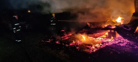 Voraz incendio consumió una vivienda y un galpón lindero en Villa Vengochea