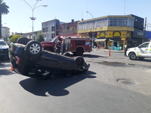 Un auto volcó en Bernardo de Irigoyen y San Martín en la tarde del domingo