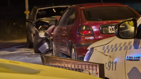 Impacto frontal: Mujer en Fiat Uno chocó al Megane de una familia en Ruta 7