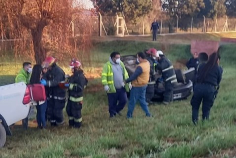 Una mujer despistó y volcó con su auto en Ruta 24