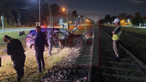 Tras brusca maniobra, una camioneta volcó y casi termina sobre las vías: el conductor está grave