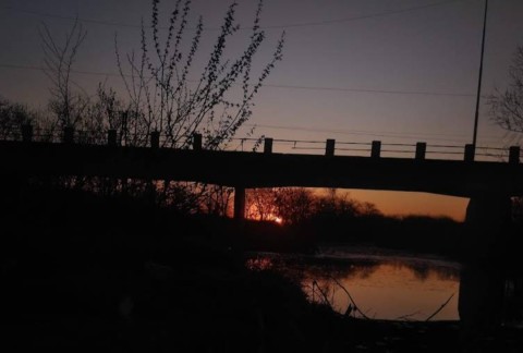 Se accidentó con la moto en el puente Irigoyen y ahora atraviesa una difícil situación