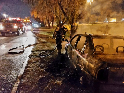 Otro auto quedó envuelto en llamas en la zona del Acceso Oeste