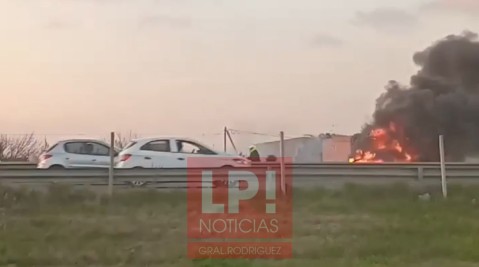 Video: incendio sobre el Acceso Oeste generó una densa columna de humo