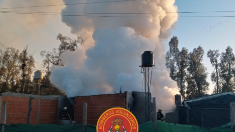 Gran columna de humo en el incendio de una casa en el barrio René Favaloro