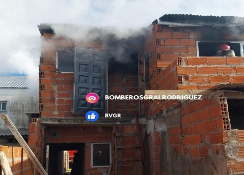 Los Bomberos debieron apagar el incendio de un sector de una vivienda del barrio Bicentenario