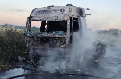 Bomberos debieron apagar un camión que quedó envuelto en llamas sobre Ruta 6