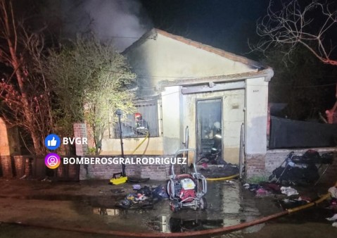 Los Bomberos debieron apagar el incendio de un sector de una vivienda de Villa Vengochea