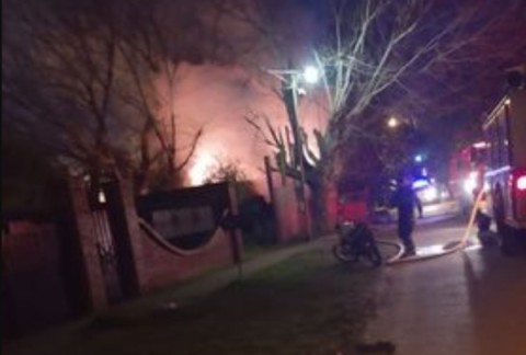 Un voraz incendo dejó sin nada a una familia de Villa Vengochea