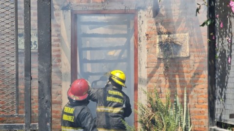 Llamas, viento y una familia que quedó sin nada tras un doble incendio en Los Viveros