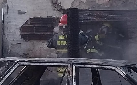 Llamas y temor vecinal en el barrio Parque Joly por el incendio de un comercio