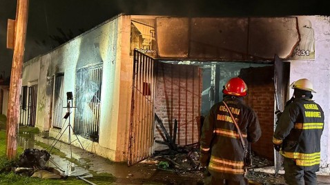 Voraz incendio provocó pérdidas totales en una tapicería céntrica