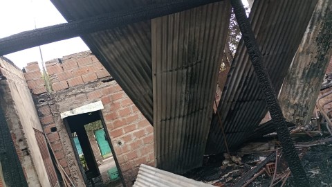 Feroz incendio consumió gran parte de la casa de un vecino del barrio Almirante Brown