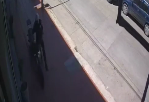 Video: así robaron una moto estacionada en la puerta de una casa en el centro de Gral. Rodríguez