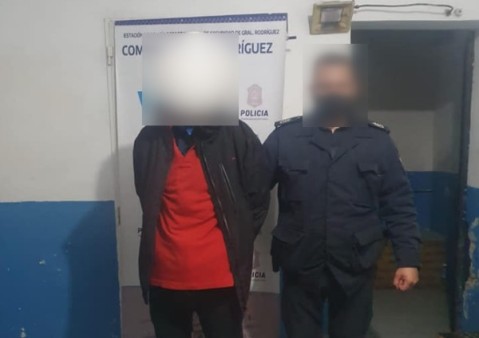 Vecinos golpearon a un joven que robó a mano armada en el centro y terminó detenido