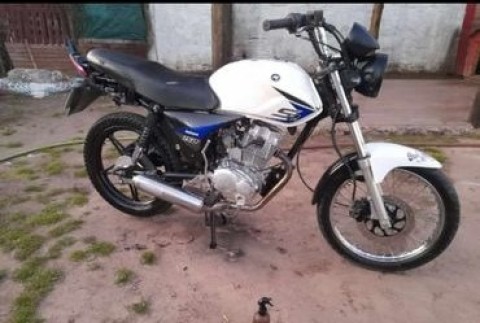 Joven denunció que le robaron la moto en la vereda de su vivienda en el barrio Villa Vengochea