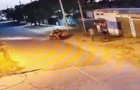 Motochorro rodriguense quiso robar y fue abatido en Moreno: el video de la secuencia