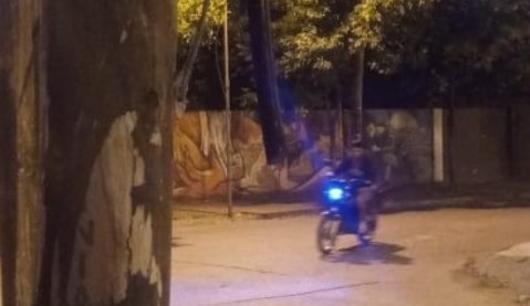 Motochorros armados asaltaron a una joven en el centro de General Rodríguez