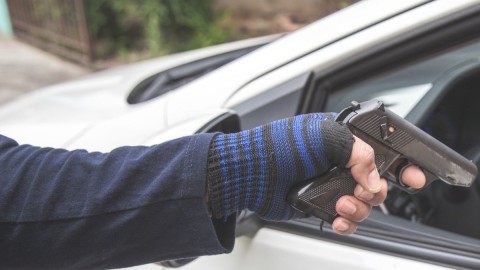 Delincuentes armados le robaron el auto en la puerta de su casa en Ruta 7