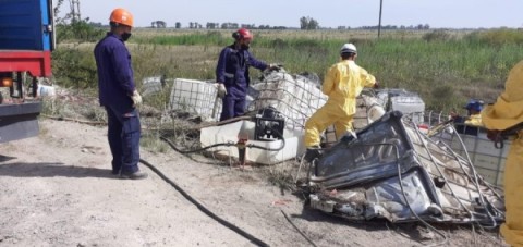 Cuánto duró el laborioso operativo ambiental por el vuelco del camión en Ruta 6