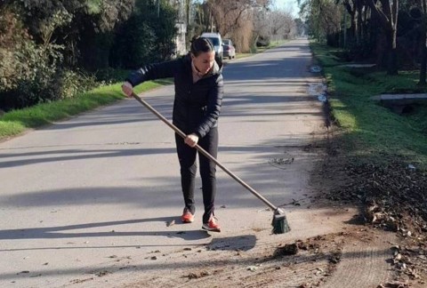 Tras la discusión con un vecino, la concejal Silvia Figueiras lideró un operativo de limpieza en barrio La Campanilla