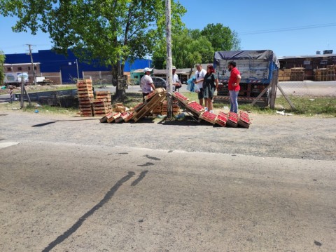 El Municipio secuestró la mercadería de un puesto de venta de frutas en Ruta 24