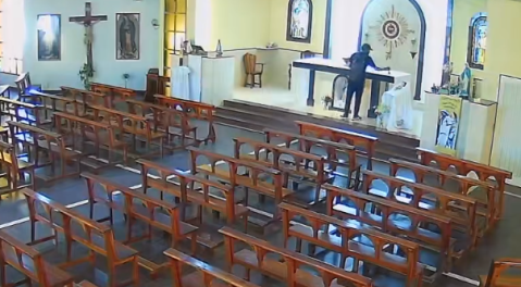Indignante video: Así robaron en una parroquia de Malvinas
