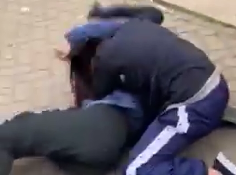 Violenta pelea de dos adolescentes en la Plaza Central de General Rodríguez