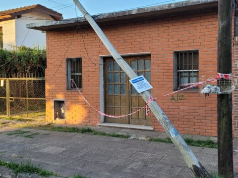 Vecinos reclaman la remoción de un poste caído hace casi dos semanas sobre una casa