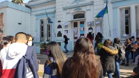 La Cámpora reclamó frente a la Municipalidad por la remoción de una funcionaria de Niñez