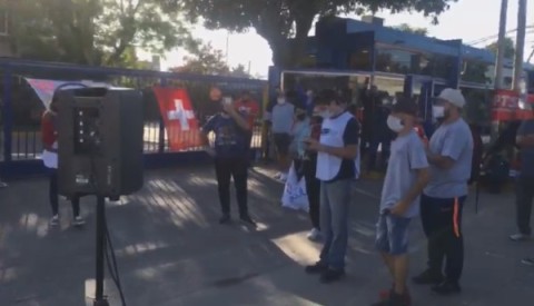 Video: reclamo de trabajadores frente a la planta local de la empresa Just