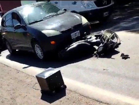 Repartidor quedó con su moto debajo de un auto tras ser impactado en Ruta 7