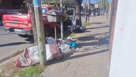 Bomberos y el Municipio retiraron residuos patológicos arrojados en la vía pública en pleno centro