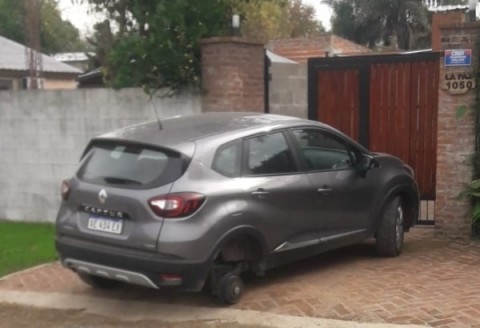 Les robaron la rueda del auto a plena luz del día