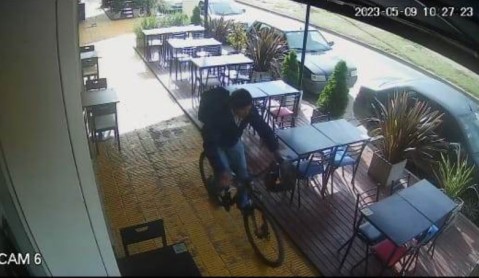 Video: robó una bicicleta en pleno centro de General Rodríguez y quedó filmado