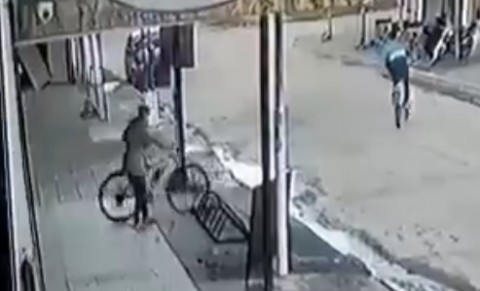 Video: dejó la bicicleta para comprar en una panadería y en segundos se la robaron