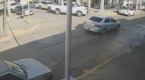 Robo en el centro: joven vio pasar la camioneta que había estacionado minutos antes