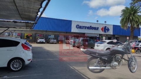 Estacionó la moto 15 minutos para comprar en el hipermercado Carrefour y se la robaron