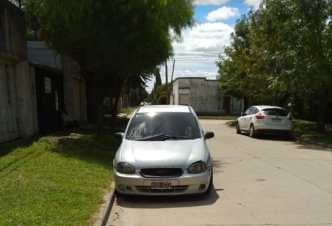 Le robaron el auto en Carrefour y apareció a unas cuadras