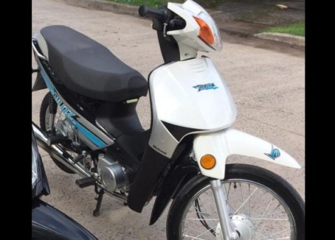 Motochorros tiraron de la moto a un joven delivery para robarle