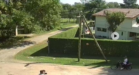 Motochorro amenazó y robó a un adolescente en Parque Orense