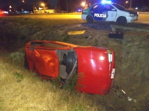 Un auto terminó en una zanja de la Ruta 24 tras una persecución policial