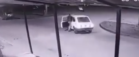Vídeo: así se robaron un auto de un estacionamiento del barrio Fonavi