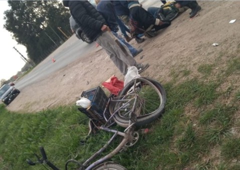 Un ciclista fue atropellado por una camioneta y debió ser hospitalizado